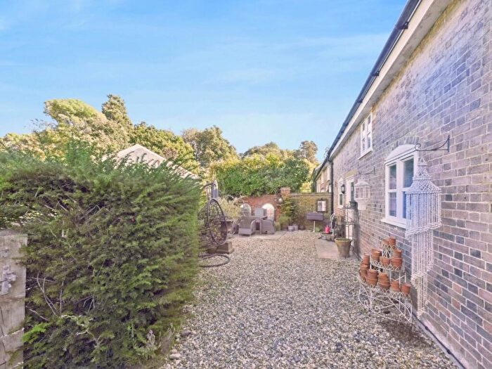 4 Bedroom Terraced House For Sale In Home Farm Court, Putteridge Park, LU2