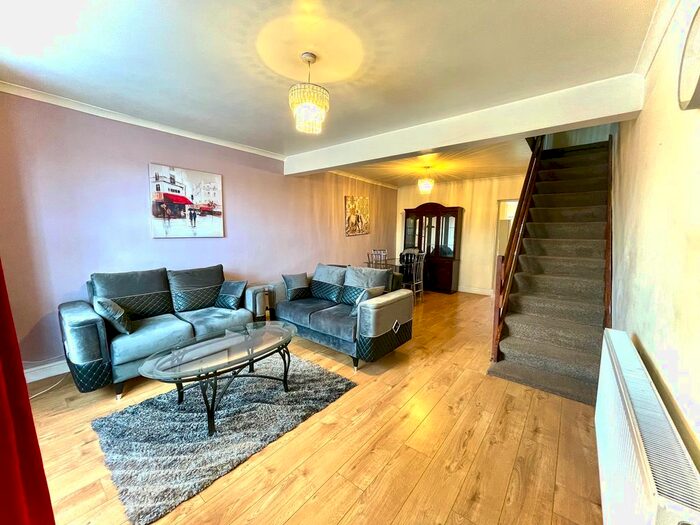 3 Bedroom Terraced House To Rent In Stoke Road, Slough, SL2