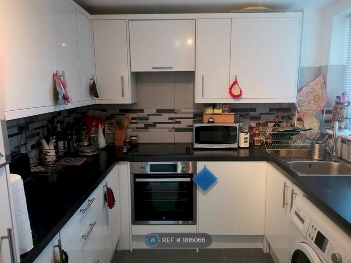 1 Bedroom Flat To Rent In Varcoe Road, London, SE16