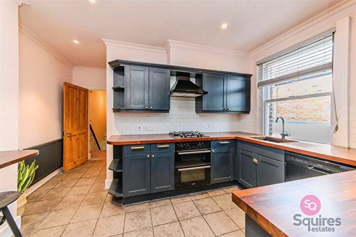 2 Bedroom Flat For Sale In Long Lane, London, N3