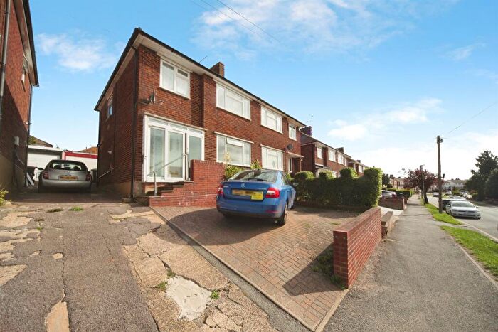 3 Bedroom Semi Detached House For Sale In Grampian Way, Luton, LU3
