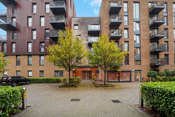 3 Bedroom Flat For Sale In Whiting Way, London, SE16