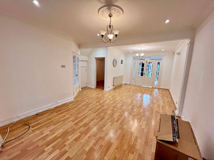 5 Bedroom Semi-Detached House To Rent In Crosslands Avenue, Southall, UB2
