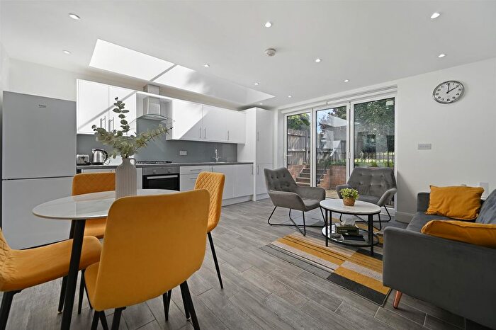2 Bedroom Flat For Sale In Chaucer Road, London, W3