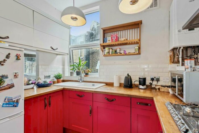 2 Bedroom Flat For Sale In Simpson Street, Battersea, SW11