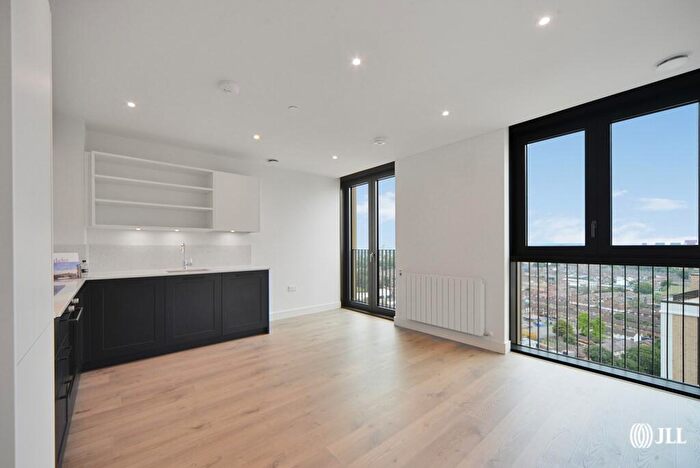 2 Bedroom Flat To Rent In Affinity View London, E15