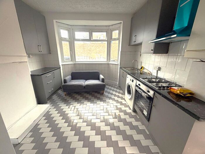 3 Bedroom Flat To Rent In London Road, Hounslow, TW3