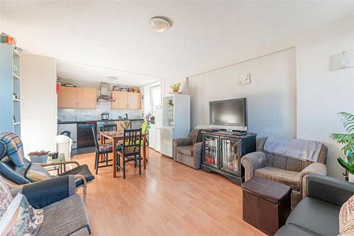 2 Bedroom Flat To Rent In The Quarterdeck, London, E14