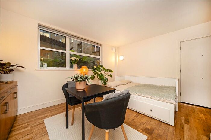 Apartment To Rent In Black Bull Yard, Hatton Wall, London, EC1N