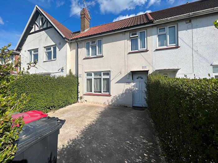 3 Bedroom Semi Detached House To Rent In Slough, SL2