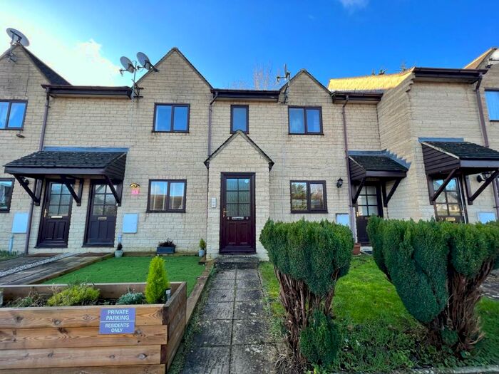 1 Bedroom Flat To Rent In Bed First Floor Flat - Lavender Court, Cirencester, GL7