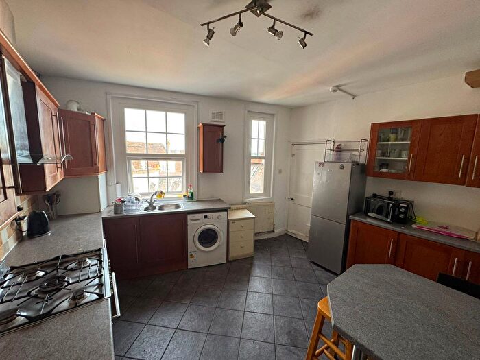 4 Bedroom Flat To Rent In Church Road, Hendon, NW4