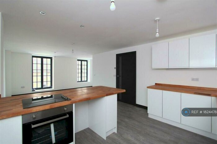 2 Bedroom Flat To Rent In Wesley House, Brompton, Gillingham, ME7