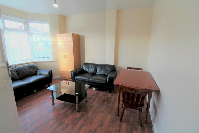 1 Bedroom Flat To Rent In Basildene Road, Hounslow, TW4