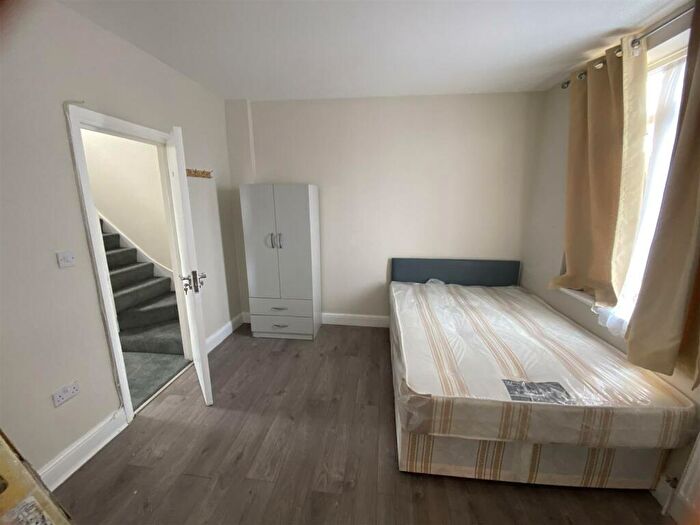 Studio To Rent In Hedge Lane Palmers Green, N13