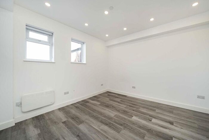 Studio To Rent In Stamford Hill, London, N16