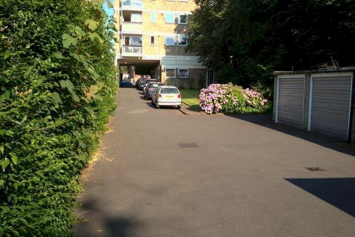 Garage / Parking To Rent In High Road, Whetstone North Finchley, N20