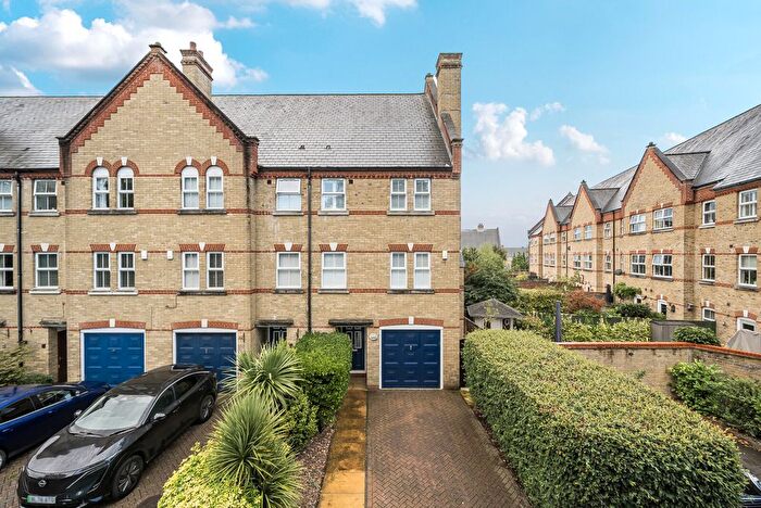3 Bedroom End Terrace House For Sale In Silistria Close, Knaphill, Woking, GU21