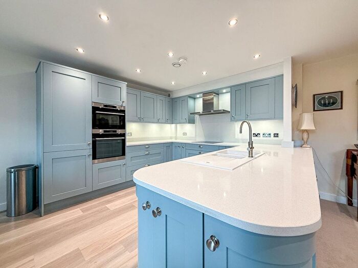 2 Bedroom Flat For Sale In Sharp Lane, Almondbury, Huddersfield, HD4