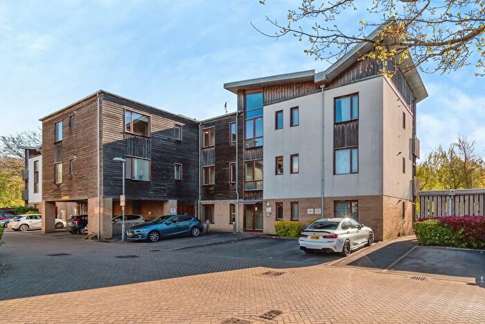 2 Bedroom Flat For Sale In Cowleaze, Chippenham, SN15