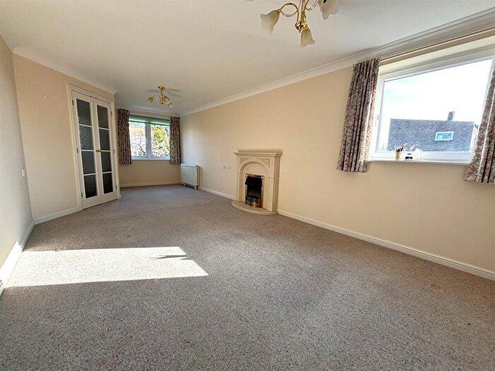 2 Bedroom Flat To Rent In Oaktree Court, Addlestone, KT15