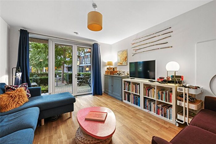 3 Bedroom Flat To Rent In Queensbridge Road, Hackney, London, E2