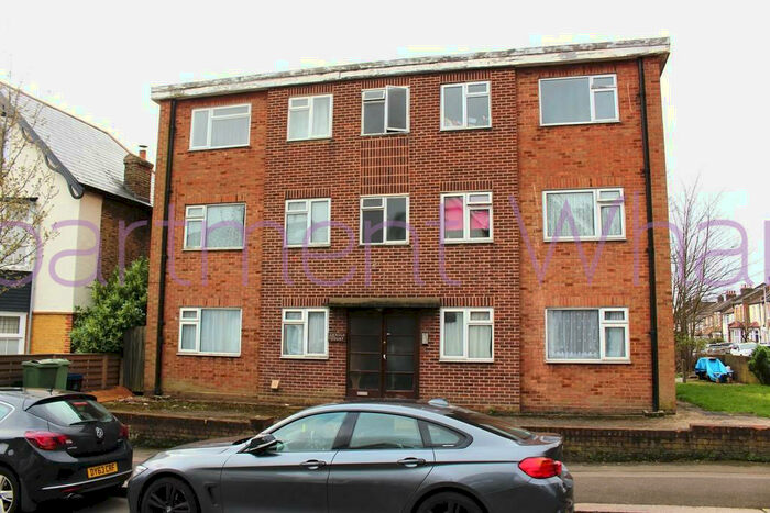 2 Bedroom Flat To Rent In -bedroom Arnold Court Chelmsford Road (Woodford), London, E18
