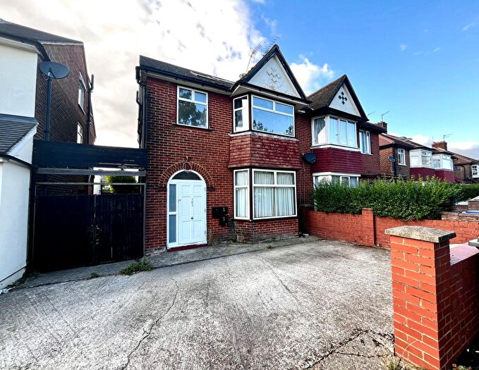 5 Bedroom Semi-Detached House To Rent In The Vale, Cricklewood, NW11
