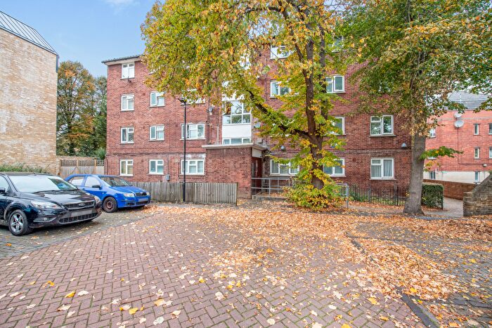 3 Bedroom Flat For Sale In King's Avenue, London, SW4