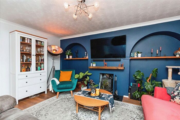 3 Bedroom End Of Terrace House For Sale In Gravelly Close, Tadley, Hampshire, RG26