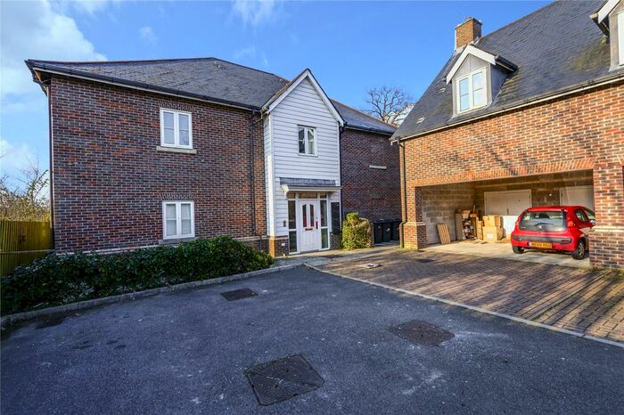 2 Bedroom Flat For Sale In Broomfield, Bells Yew Green, Tunbridge Wells, TN3