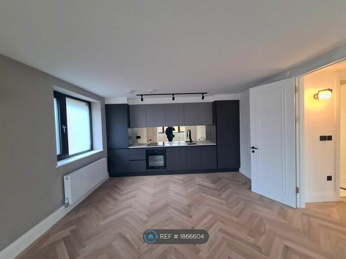 2 Bedroom Flat To Rent In Poet Mansion, London, NW7