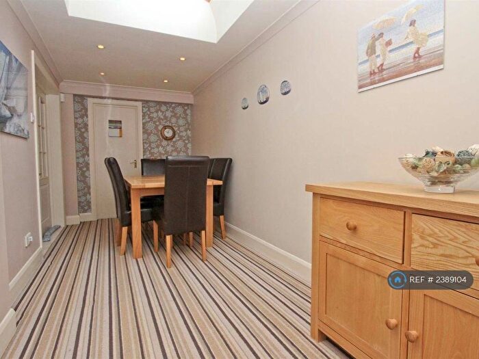 2 Bedroom Flat To Rent In Beech Avenue, Ruislip, HA4