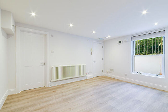 Apartment To Rent In The Gardens, East Dulwich London, SE22