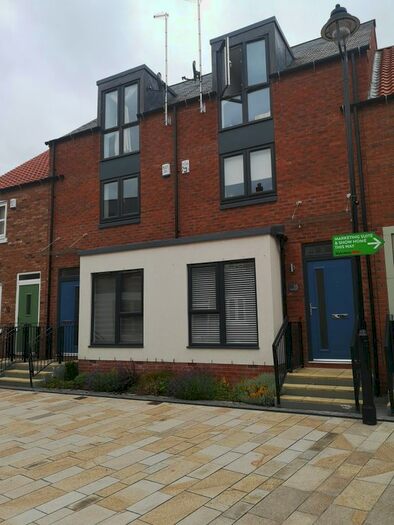 3 Bedroom Terraced House To Rent In Scott's Square, Hull, HU1