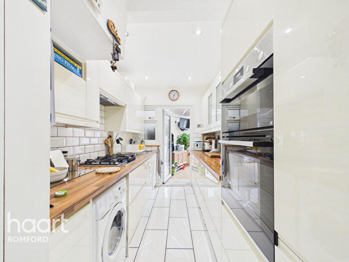 3 Bedroom Semi-Detached House For Sale In Norwood Avenue, Romford, RM7