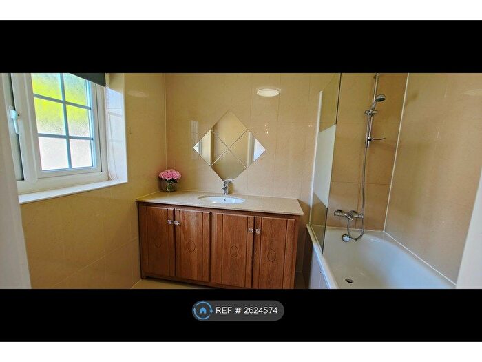 1 Bedroom Flat To Rent In Flower Lane, Mill Hill, NW7