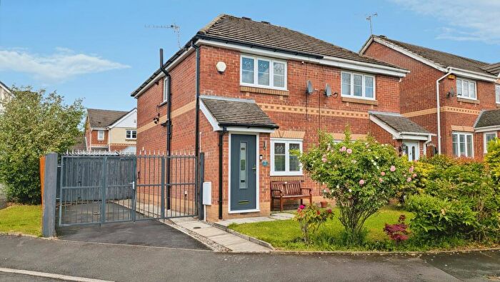 2 Bedroom Semi-Detached House For Sale In Woodside Close, Oldham, OL4