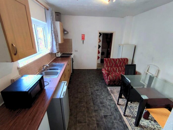 2 Bedroom Flat To Rent In Claude Road, Cardiff(City), CF24