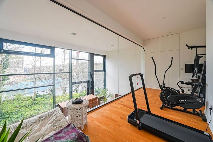 2 Bedroom Maisonette For Sale In Roach Road, Hackney Wick, London, E3