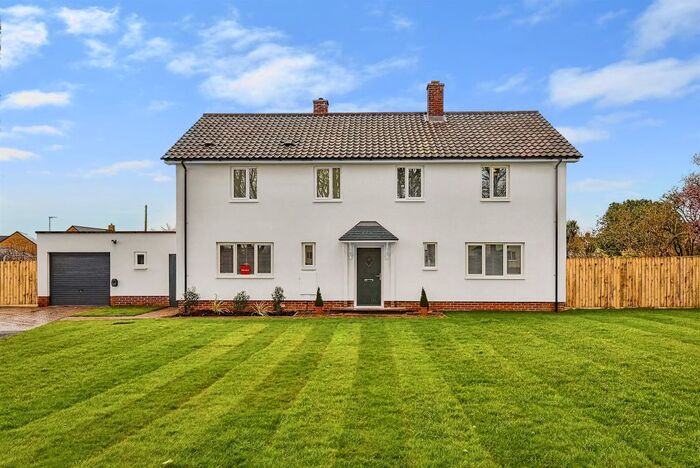 4 Bedroom Detached House For Sale In Marlborough Close, Devizes, SN10