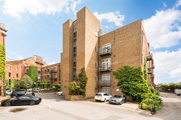2 Bedroom Flat To Rent In Morris Road, Bow, E14
