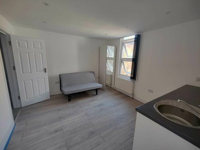 Studio To Rent In Hillcrest Road, Acton, W3