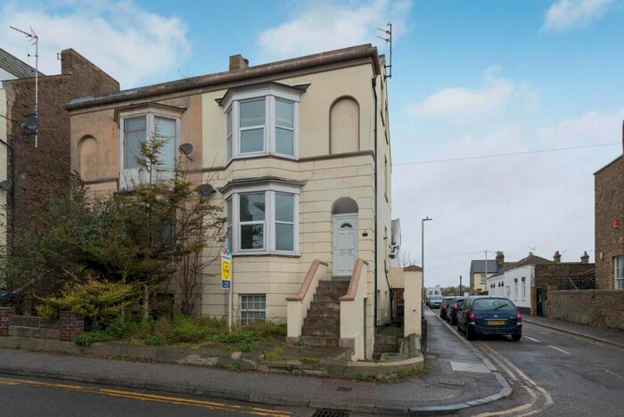 2 Bedroom Flat To Rent In West Cliff Road, Ramsgate, CT11