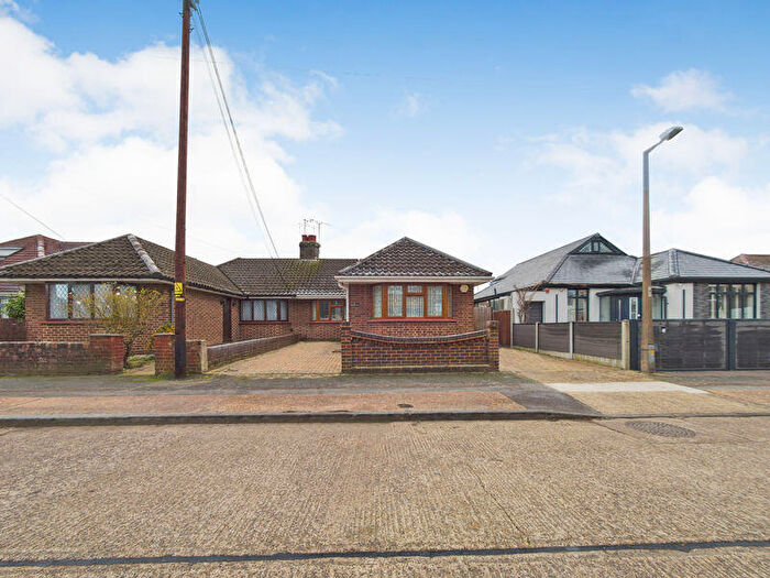 2 Bedroom Bungalow For Sale In Garth Road, South Ockendon, RM15