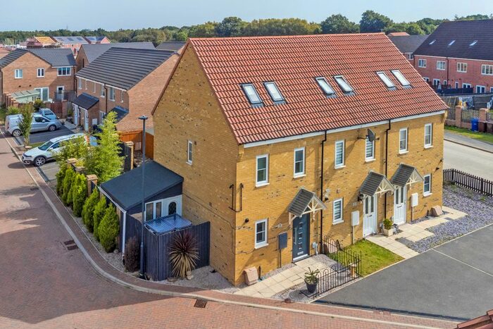 3 Bedroom End Of Terrace House For Sale In Pond View, Selby, YO8