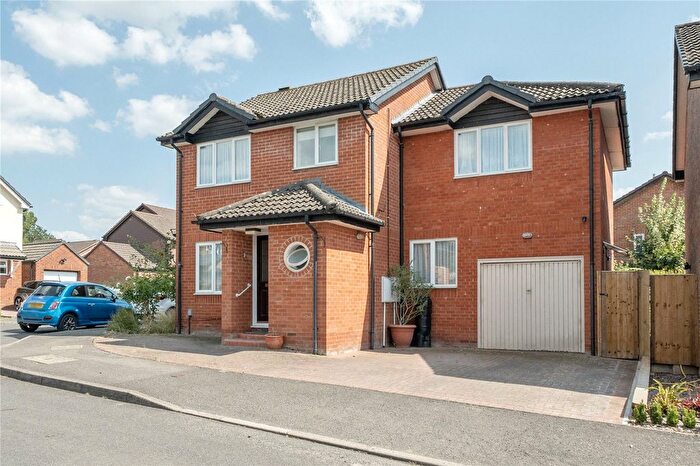 4 Bedroom Detached House For Sale In Wiggett Grove, Binfield, Bracknell, Berkshire, RG42