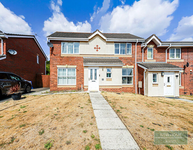 3 Bedroom End Of Terrace House For Sale In Lakin Drive, Braunstone, Leicester, LE3
