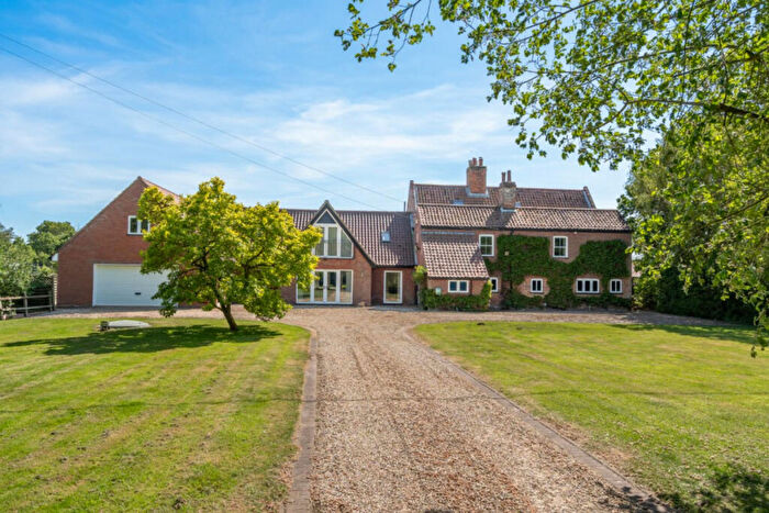 6 Bedroom Detached House For Sale In Dog Lane, Norwich, NR10