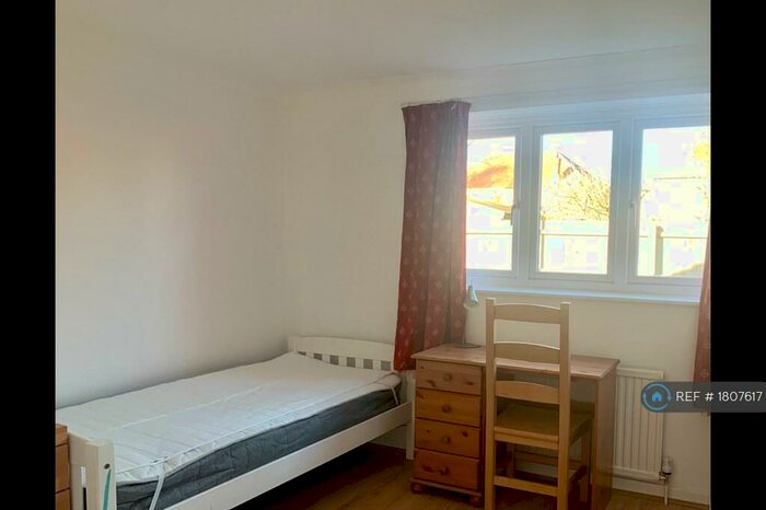 3 Bedroom Maisonette To Rent In Tiverton Way, Cambridge, CB1